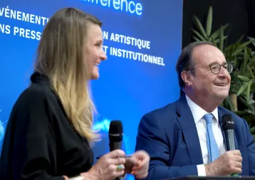 L ancien président François Hollande sourit au micro aux côtés d une animatrice pendant sa masterclass à l ECS Paris