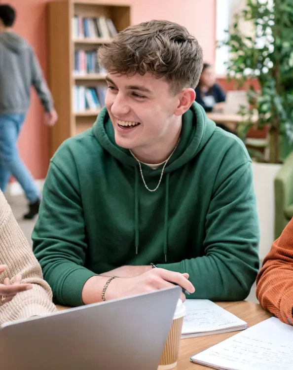 trois étudiants échangeant autour d’une table