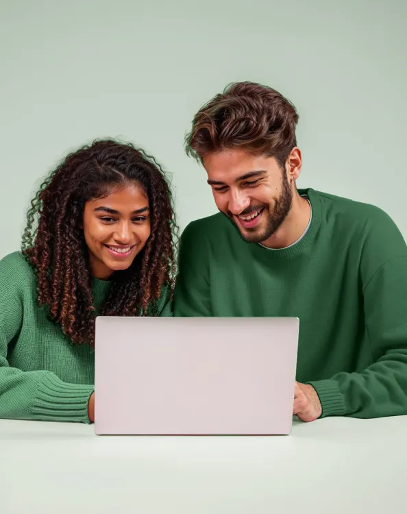 deux étudiants regardant la faq MediaSchool groupe