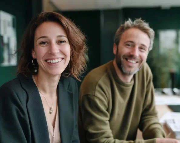 2 intervenants du groupe Mediaschool regardant un photographe